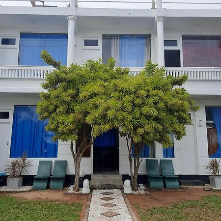 White Surfing Beach Resort Unawatuna Bagian luar foto