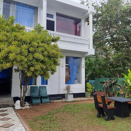 White Surfing Beach Resort Unawatuna Bagian luar foto