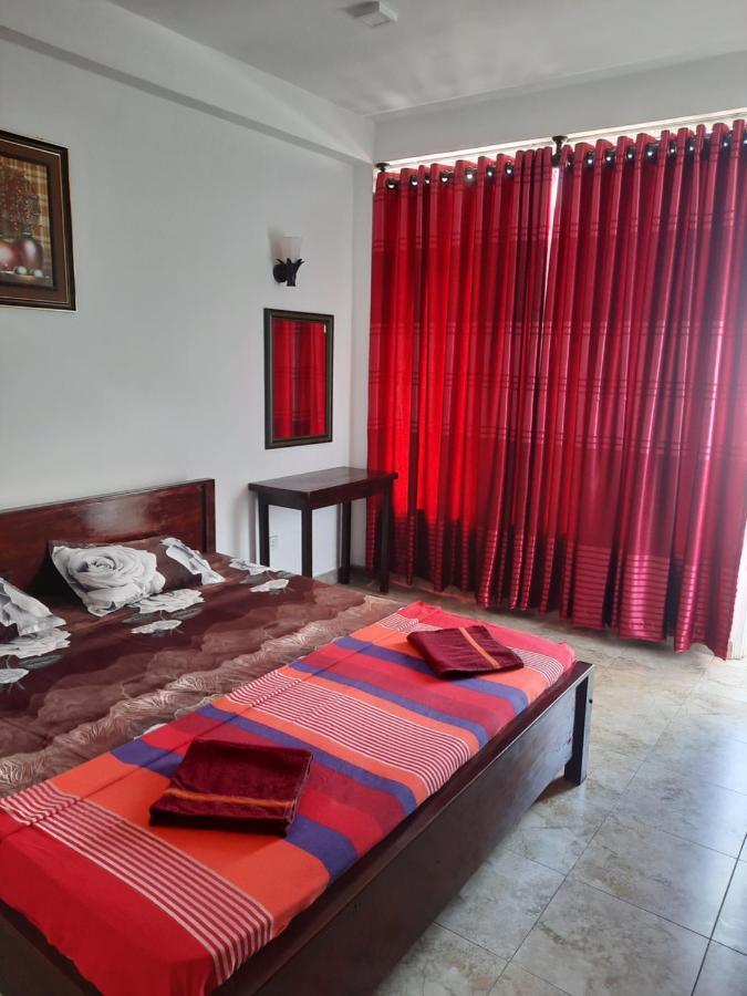 White Surfing Beach Resort Unawatuna Bagian luar foto