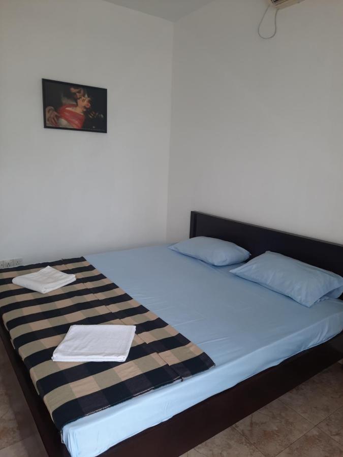 White Surfing Beach Resort Unawatuna Bagian luar foto