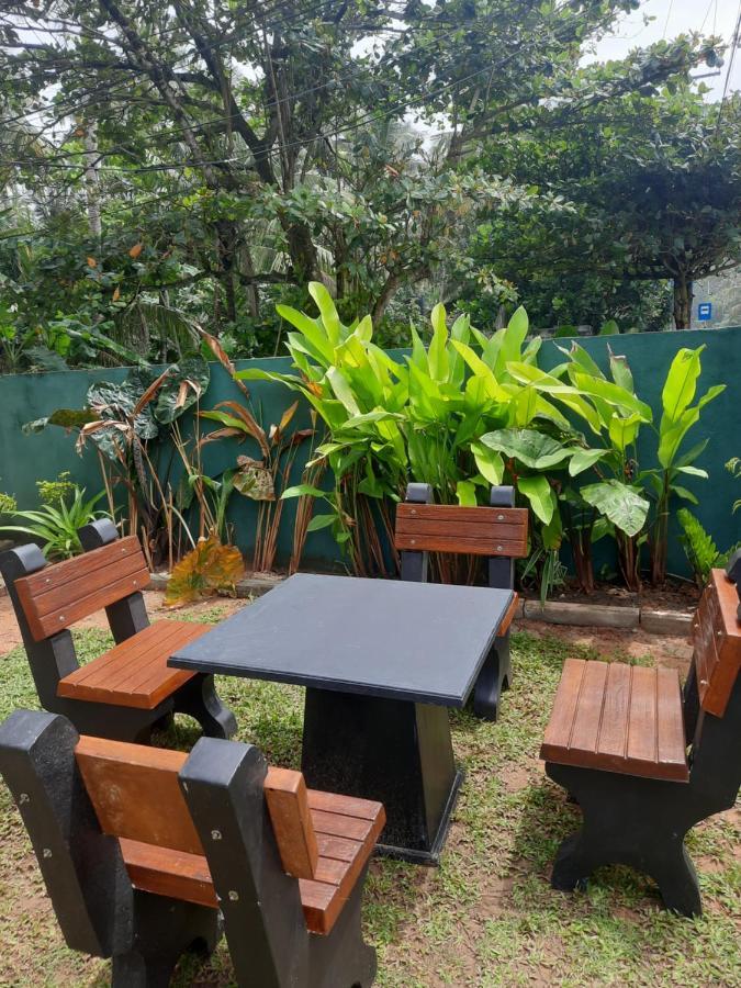 White Surfing Beach Resort Unawatuna Bagian luar foto