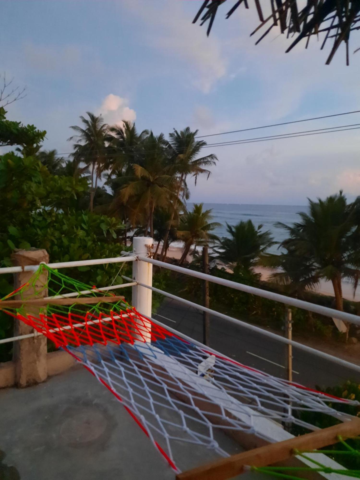 White Surfing Beach Resort Unawatuna Bagian luar foto