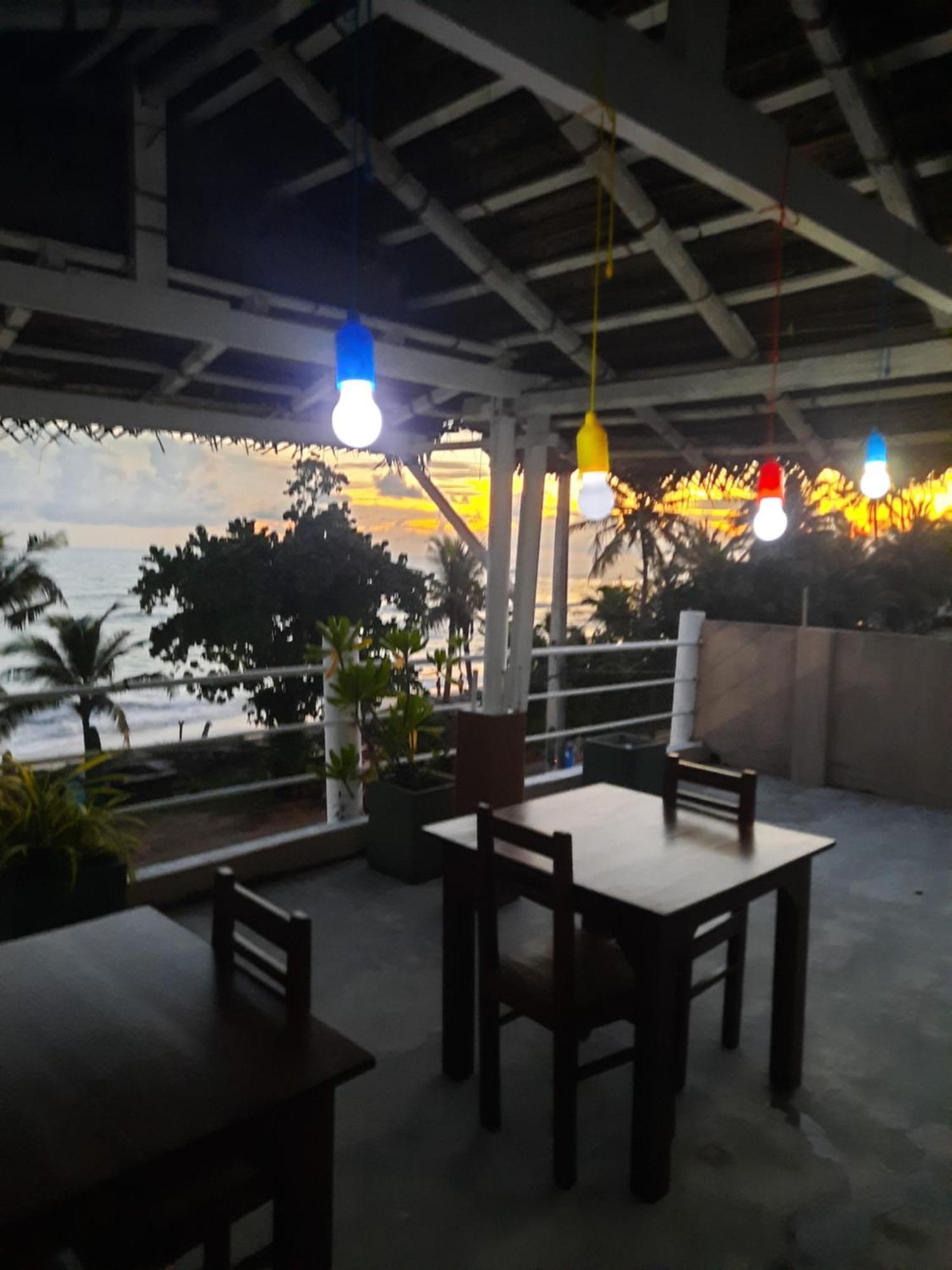 White Surfing Beach Resort Unawatuna Bagian luar foto