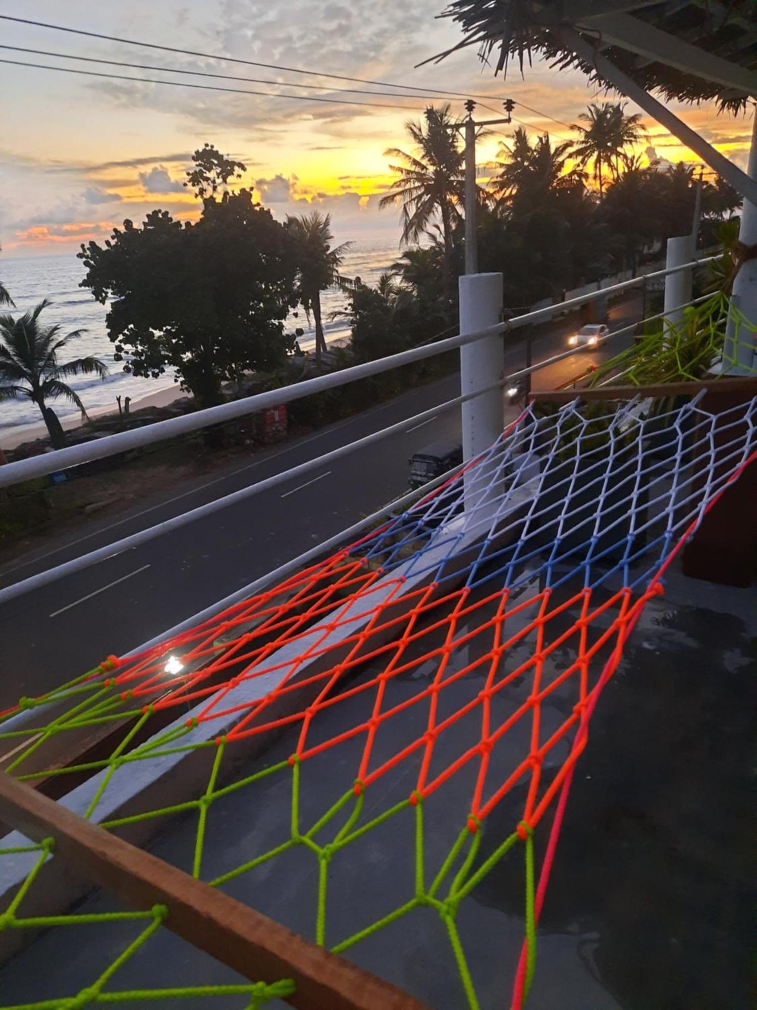 White Surfing Beach Resort Unawatuna Bagian luar foto