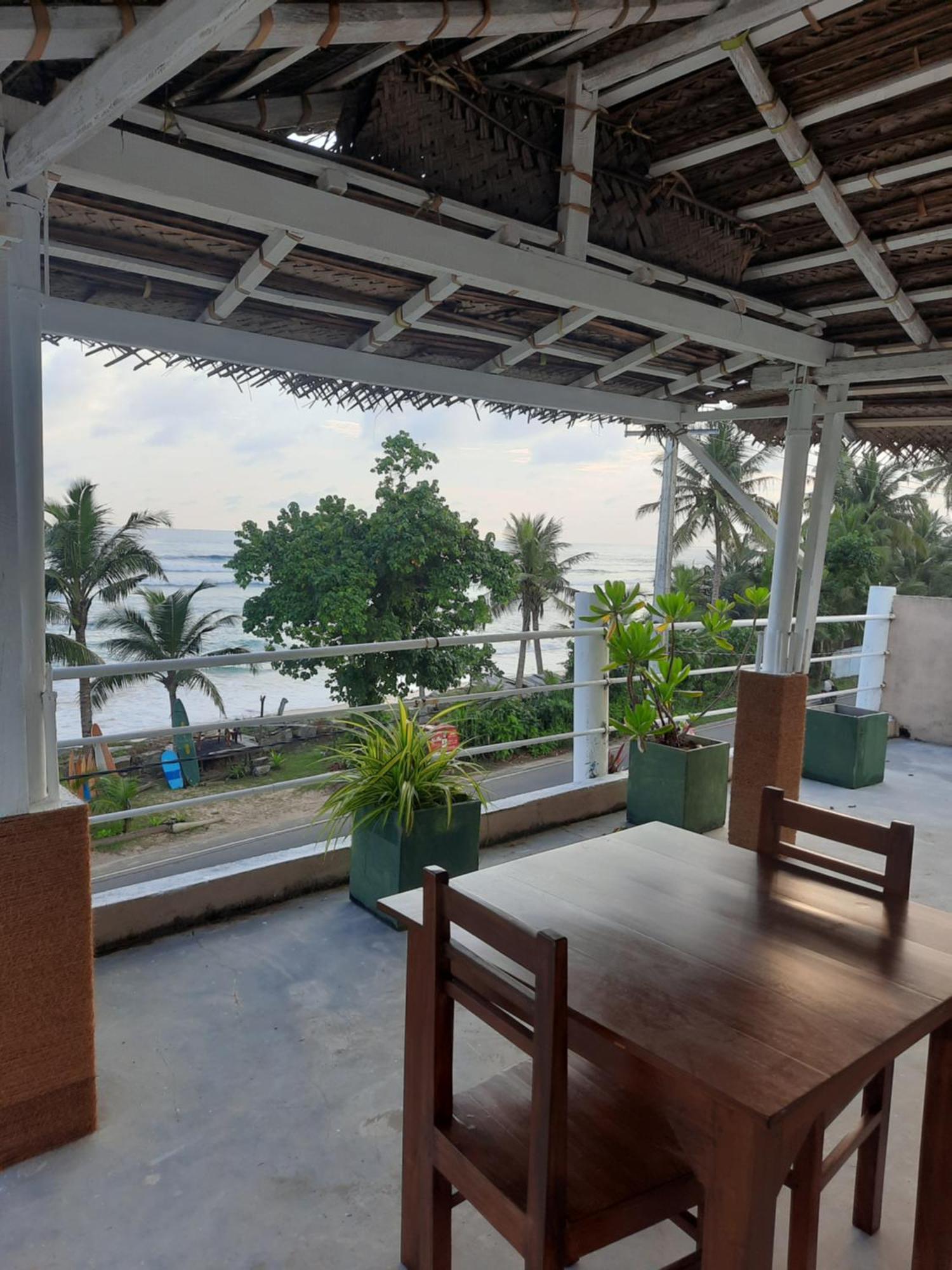 White Surfing Beach Resort Unawatuna Bagian luar foto