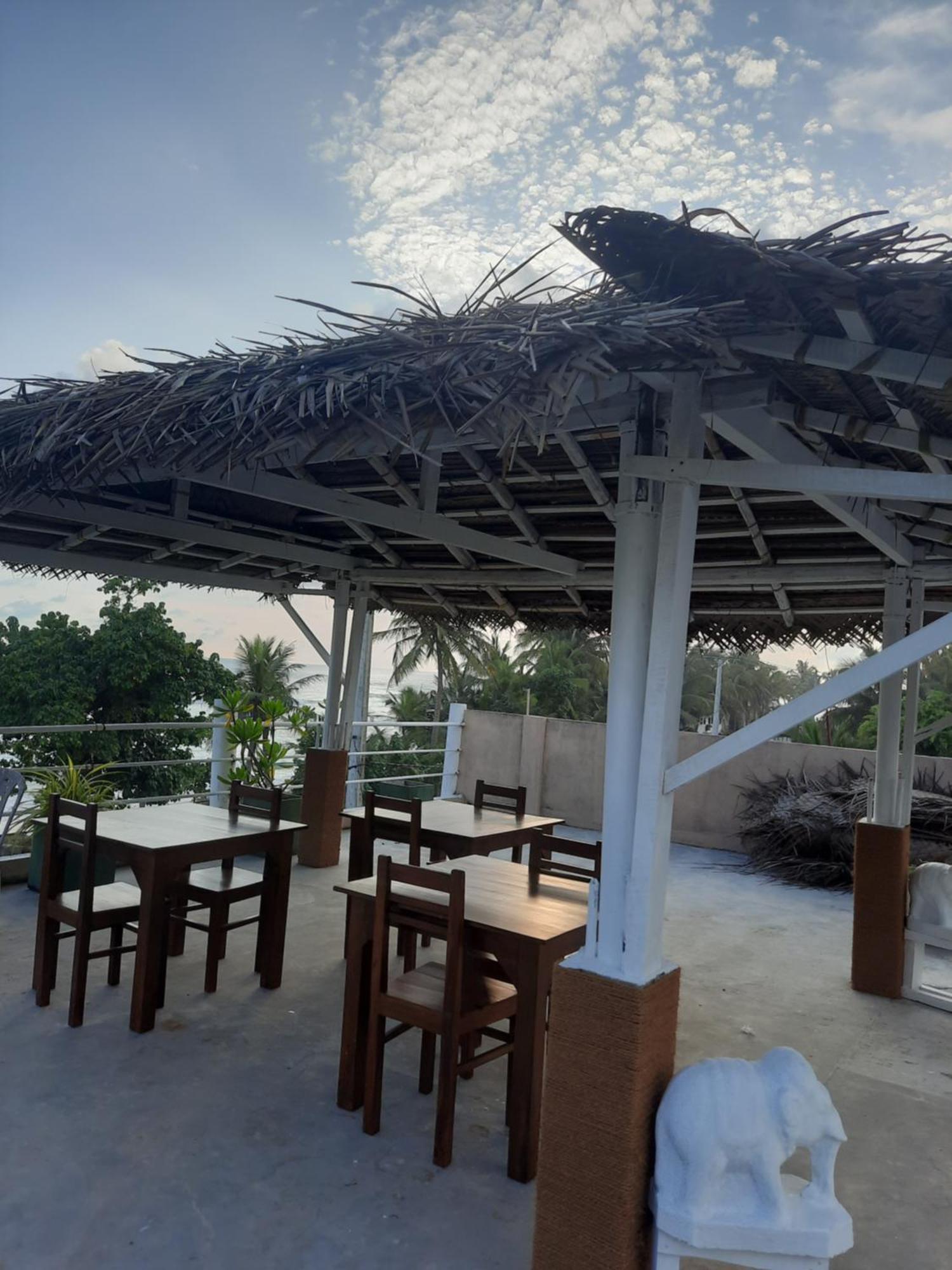 White Surfing Beach Resort Unawatuna Bagian luar foto