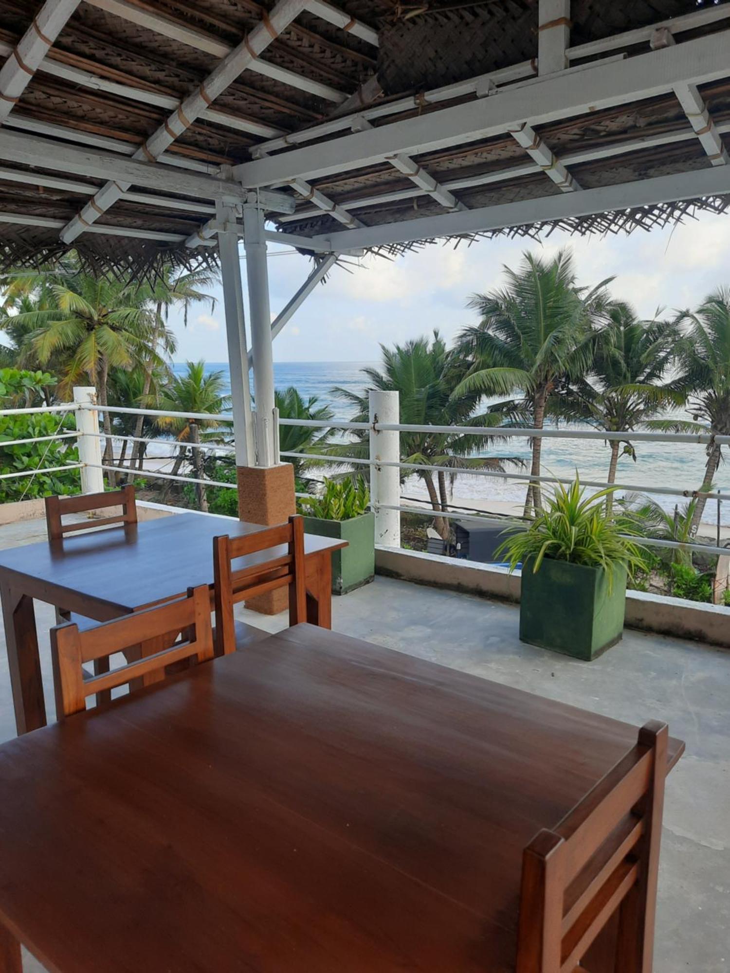 White Surfing Beach Resort Unawatuna Bagian luar foto