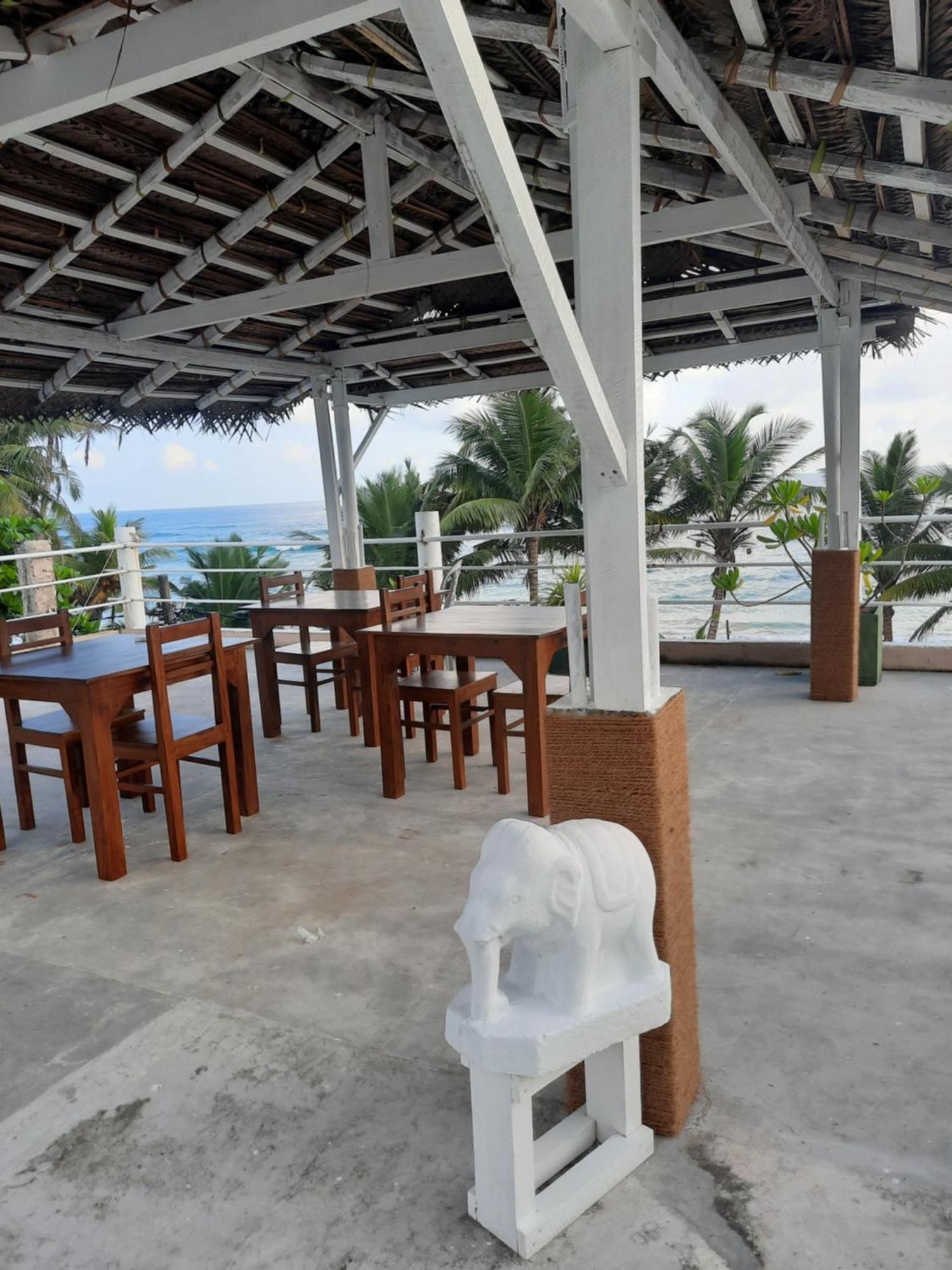 White Surfing Beach Resort Unawatuna Bagian luar foto