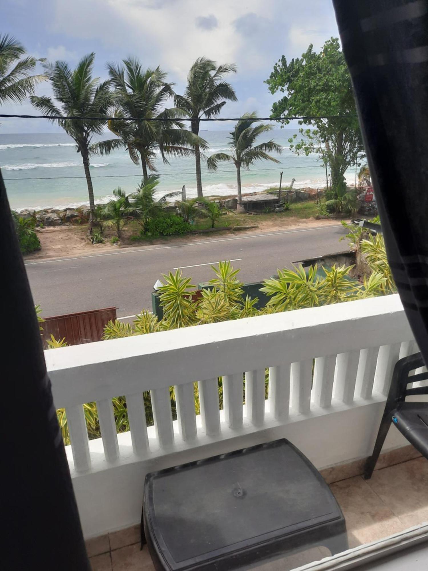 White Surfing Beach Resort Unawatuna Bagian luar foto