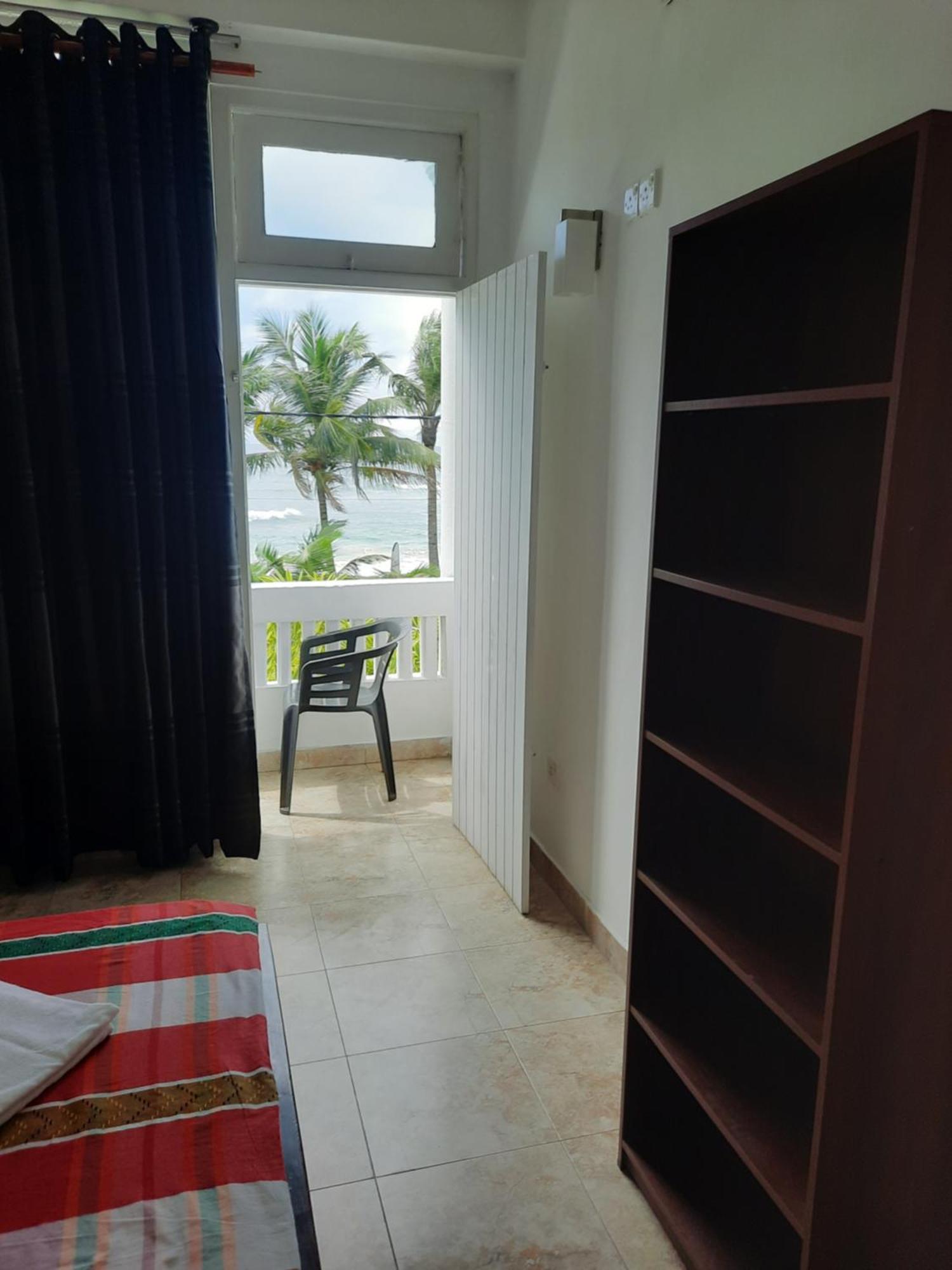 White Surfing Beach Resort Unawatuna Bagian luar foto