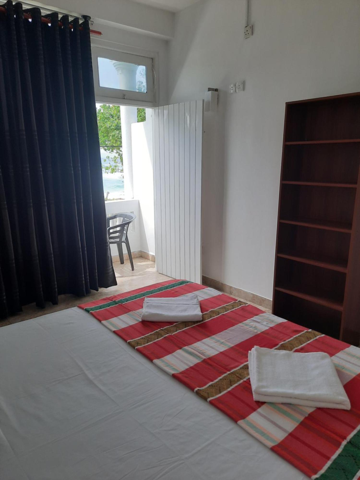 White Surfing Beach Resort Unawatuna Bagian luar foto