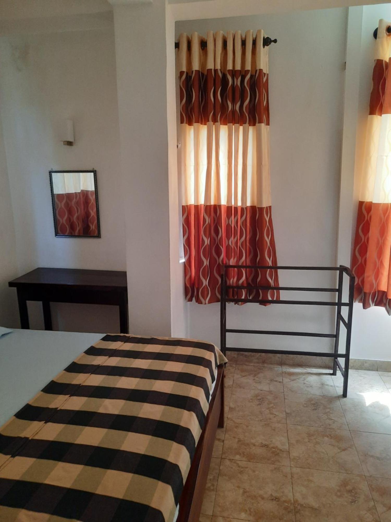 White Surfing Beach Resort Unawatuna Bagian luar foto