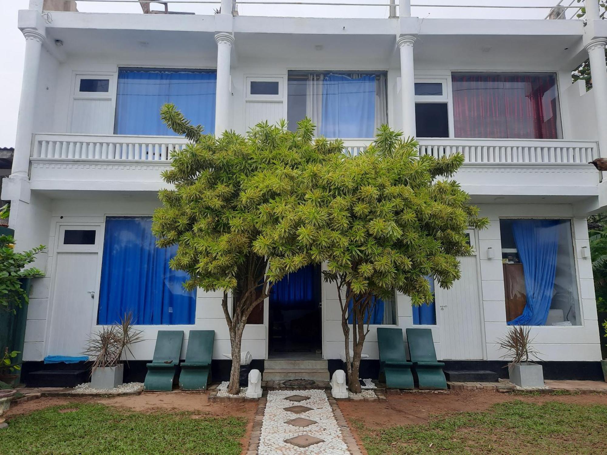 White Surfing Beach Resort Unawatuna Bagian luar foto