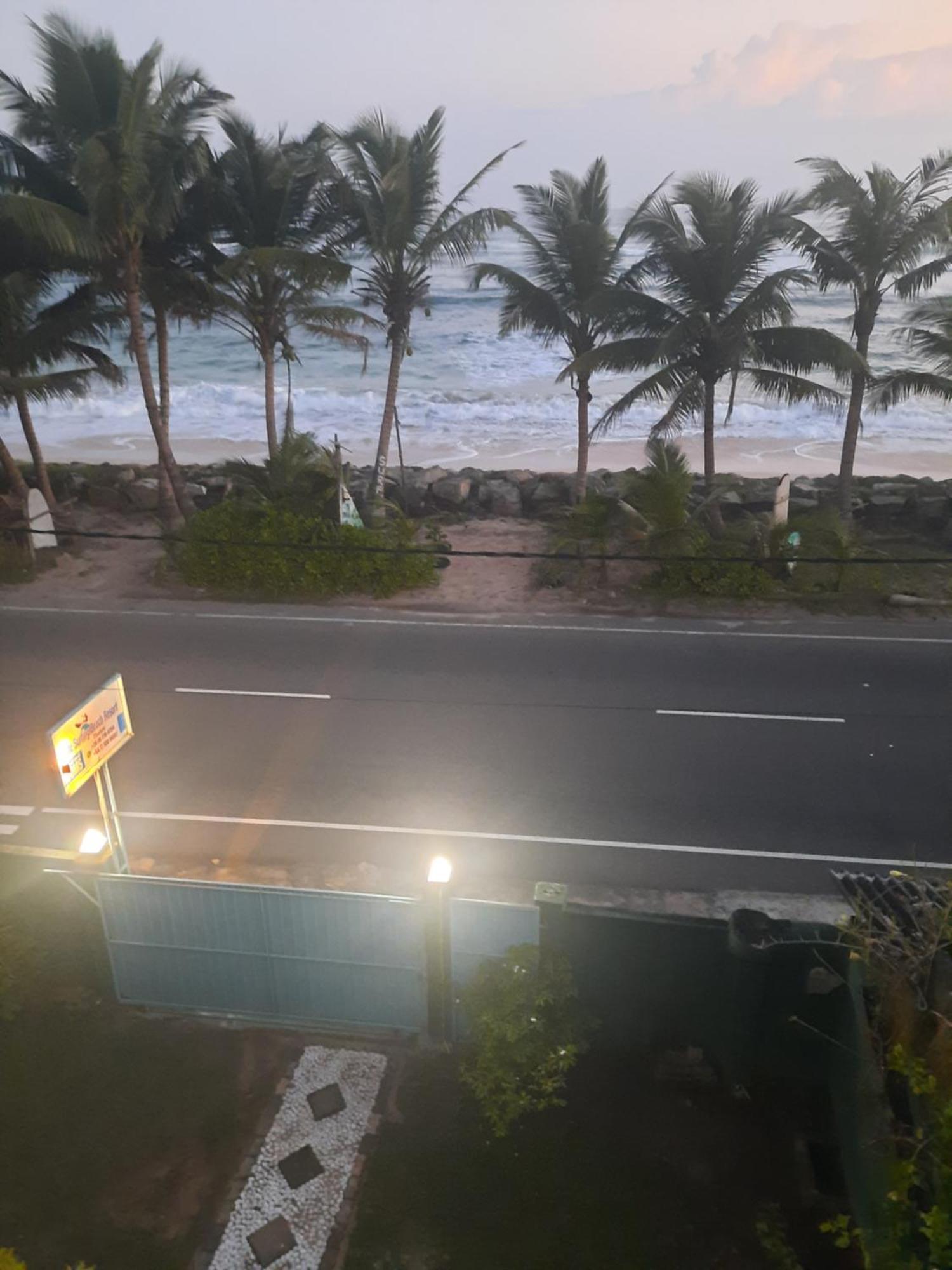 White Surfing Beach Resort Unawatuna Bagian luar foto