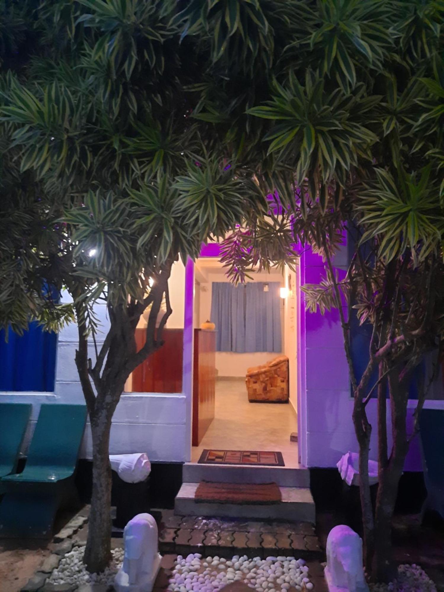 White Surfing Beach Resort Unawatuna Bagian luar foto