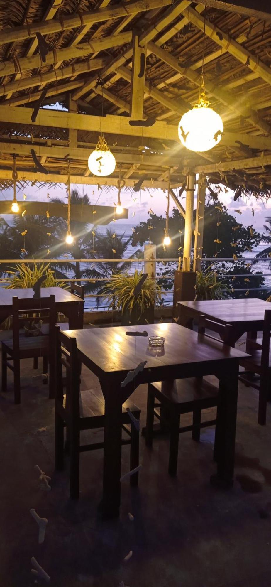 White Surfing Beach Resort Unawatuna Bagian luar foto