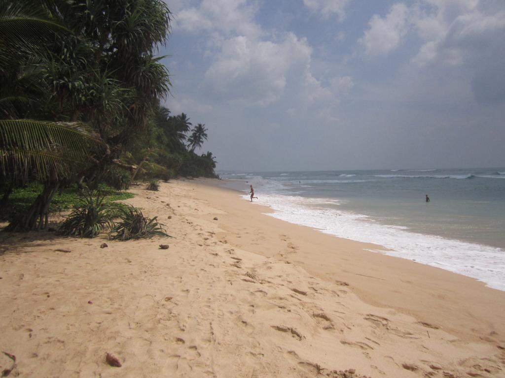 White Surfing Beach Resort Unawatuna Bagian luar foto